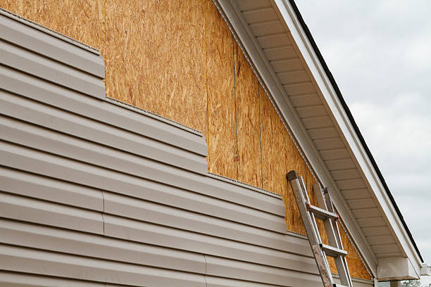 Professional Siding Installation technician working in Portland, TN